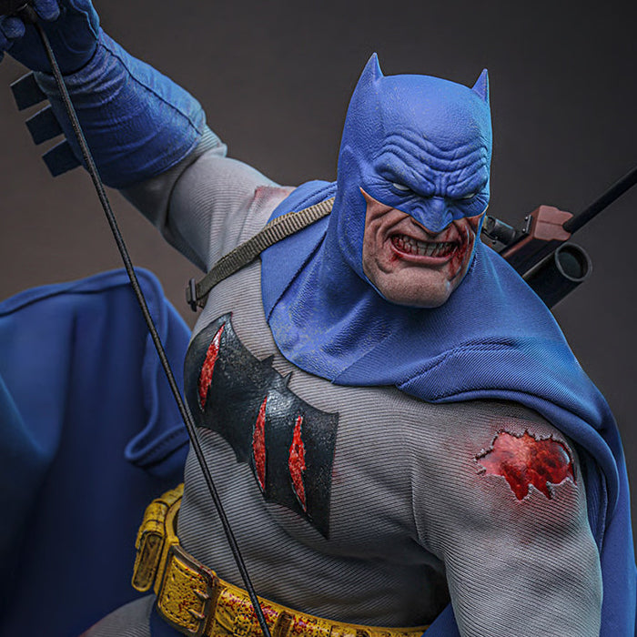 Hot Toys | Batman Battle Damaged Version (Preventa)